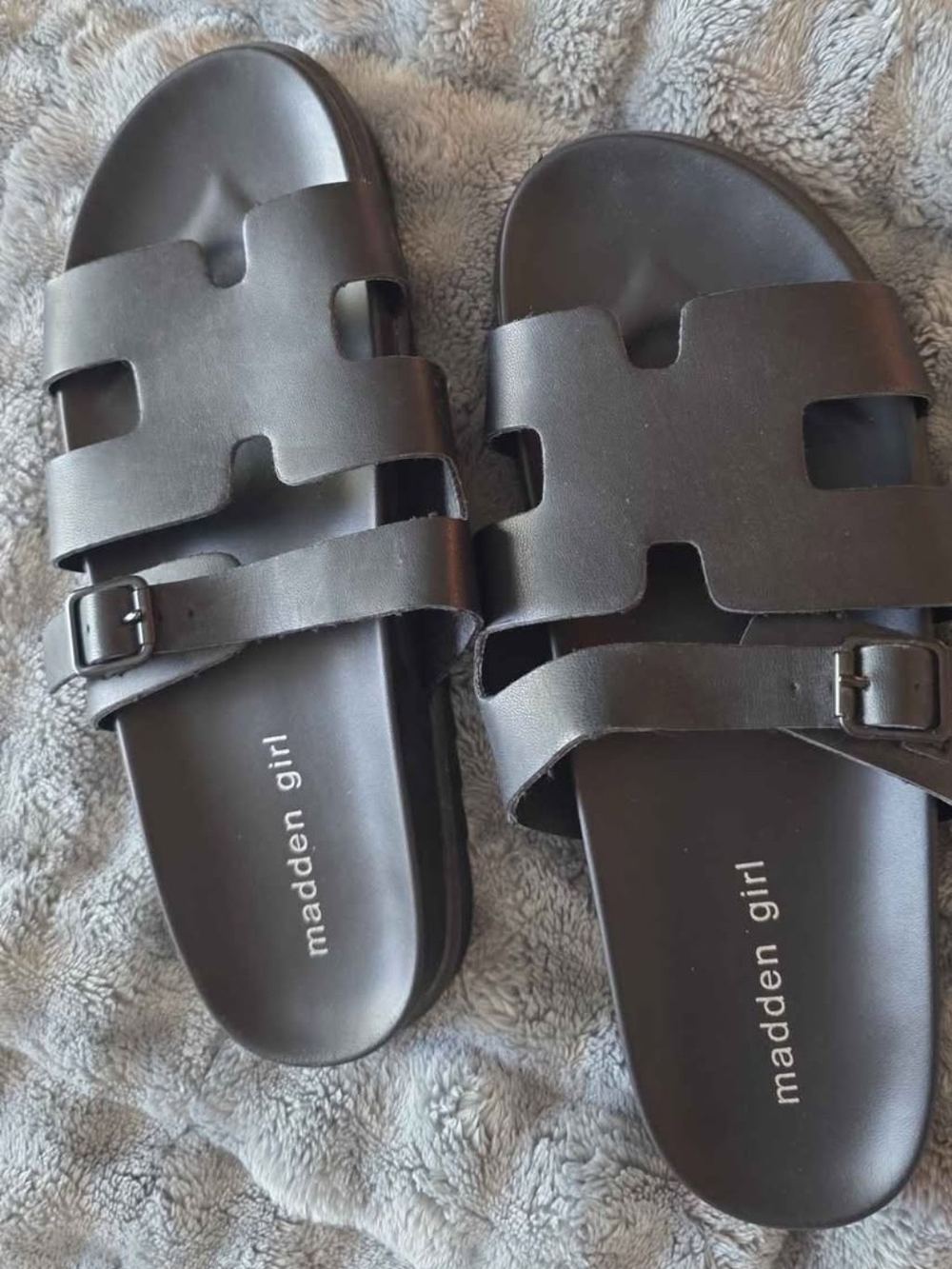 Madden Girl Darlaa Sandals 👡Sz 8.5M 🖤